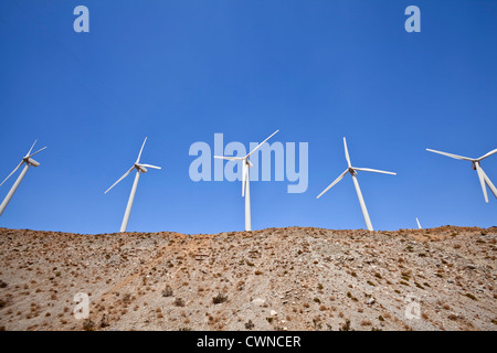 Große Windmühlen auf einem Hügel in der kalifornischen Mojave-Wüste. Stockfoto