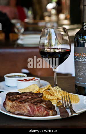 Steak, Wein und Chichimchuri Sauce in Don Julio Parilla Restaurant in Palermo Soho, Buenos Aires, Argentinien. Stockfoto