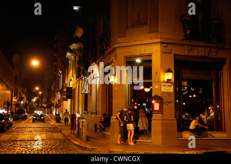 Straßenszene in San Telmo in der Nacht, Buenos Aires, Argentinien. Stockfoto