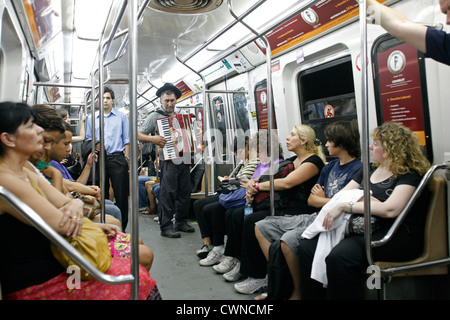 Leute reiten die Subte (u-Bahn in Bs als), Buenos Aires, Argentinien. Stockfoto