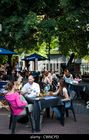 Menschen sitzen im Cafe del Arbol am Plaza Dorrego in San Telmo, Buenos Aires, Argentinien. Stockfoto