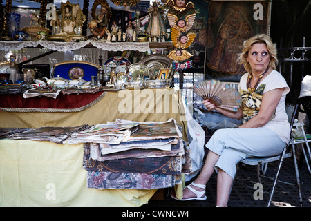 Stall in Plaza Dorrego am Sonntag Flohmarkt in San Telmo, Buenos Aires, Argentinien. Stockfoto