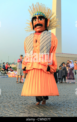 Ondel Ondel Leben menschlichen tanzende Marionette in Merdeka Square, Jakarta Stockfoto