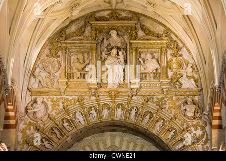 Reich verzierte verzierten Raum zwischen zwei Bögen mit religiösen Reliefs im Inneren der Kathedrale Mezquita in Córdoba, Spanien. Stockfoto