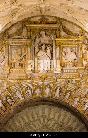 Reich verzierte verzierten Raum zwischen zwei Bögen mit religiösen Reliefs im Inneren der Kathedrale Mezquita in Córdoba, Spanien. Stockfoto