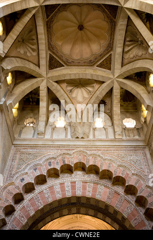 10. Jahrhunderts verzierten, maurischen Gewölbedecke der Capilla de Villaviciosa in der Mezquita (Moschee), Andalusien, Spanien Stockfoto