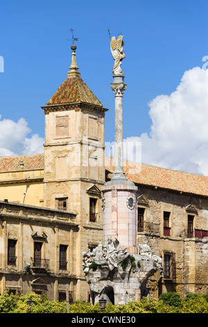 Triumph des heiligen Rafael Monument und Palacio Episcopal historische Fassade in Cordoba, Spanien, Region Andalusien. Stockfoto