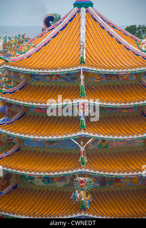 Reich verzierte Dach des chinesischen Tempel in Bang Saen, Chonburi, Thailand Stockfoto