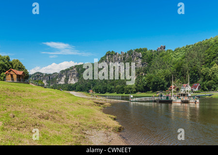 Reaktion der Fähre (Seilfähre) in Rathen in der Nähe von Dresden an der Elbe, Sachsen, Sächsische Schweiz, Europa Stockfoto