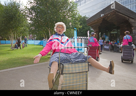 Oma Turismo unterhalten die Massen an Potters Fields Park von Tower Bridge bei den paralympics Stockfoto