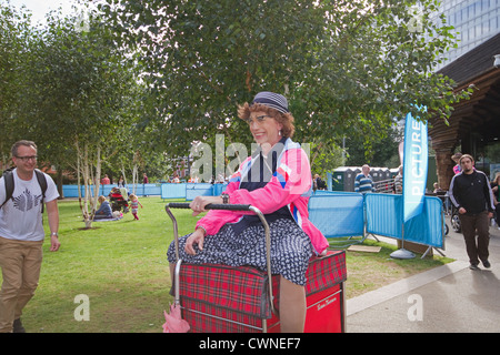 Oma Turismo unterhalten die Massen an Potters Fields Park von Tower Bridge bei den paralympics Stockfoto