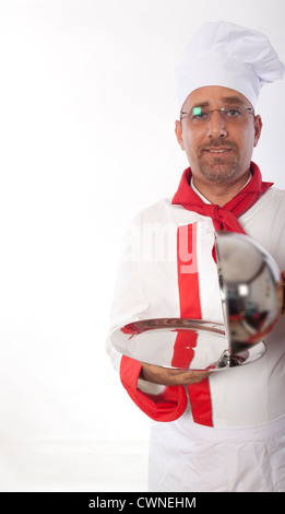 Koch mit Metall Cloche Deckel Deckel und Tablett Stockfoto