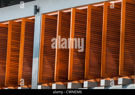 Wand mit offenen hölzernen Fensterläden Stockfoto