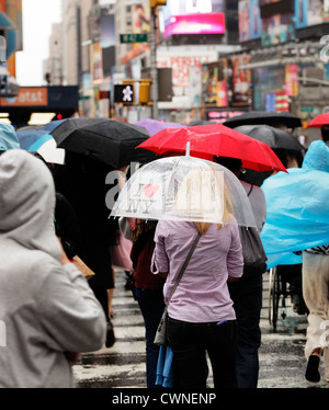 NEW YORK CITY, USA - Juni 12: Frau mit einem "I Love New York"-Regenschirm am regnerischen Times Square. 12. Juni 2012 in New York City, USA Stockfoto