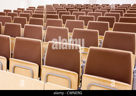 leere Auditorium mit Stuhlreihen braun Stockfoto