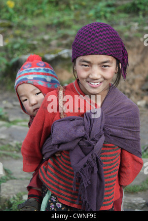 Nepalesische Mädchen mit Kind, Leben auf rauhen Höhenlagen Klima, "La Lamjura", "Khumbu-Region", Nepal Stockfoto