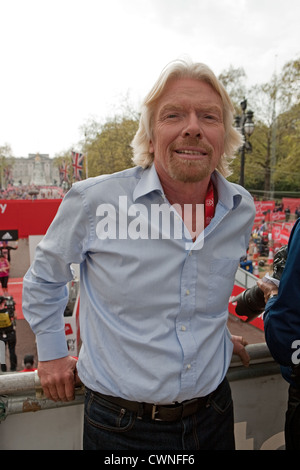 Sir Richard Branson auf der Ziellinie der London Marathon 2011 Stockfoto