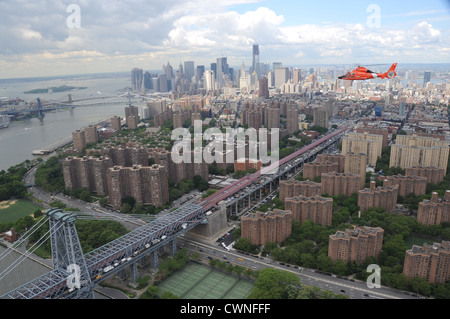 Ein USCG MH-65 Dolphin-Helikopter fliegt über New York City 6. Juni 2012. Die Küstenwache Missionen gehören Such- und Rettungsmaßnahmen, Strafverfolgung, Gefahrenabwehr und Meeresumweltschutz. Stockfoto