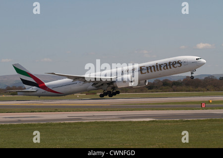 Emirates Boeing 777-31H/ER ausziehen aus Manchester Airport Stockfoto