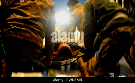 Ein US-Soldat ist durch eine Expeditionary Rescue Squadron in einen Krankenwagen nach eine medizinische Evakuierung 28. Januar 2012 im Camp Bastion, Afghanistan abgeladen wird. Stockfoto