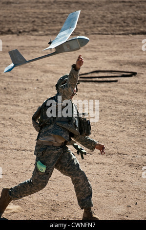 Soldat der US Army startet ein Raven-Aufklärungsflugzeugen während einer städtischen Leben Feuer Übung 13. Oktober 2011 in Fort Irwin, Kalifornien. Stockfoto