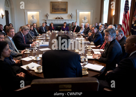 Präsident Barack Obama und andere hören als Chef des Stabes Jack Lew, zentrieren, spricht während einer Kabinettssitzung in der Cabinet Room des weißen Hauses, 31. Januar 2012 in Washington, DC Stockfoto