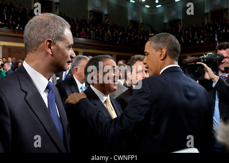 Präsident Barack Obama begrüßt Verteidigungsminister Leon Panetta nach Abgabe die Rede zur Lage der Union im Haus Saal auf dem US-Kapitol 24. Januar 2012 in Washington, D.C., 24. Januar 2012. Justizminister Eric Holder ist auf der linken Seite sehen. Stockfoto