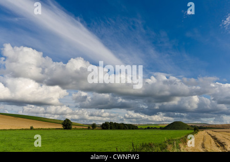 Chalk downland mit Cirrus und cumulus Wolken über farrnland Silbury Hill Wiltshire Stockfoto