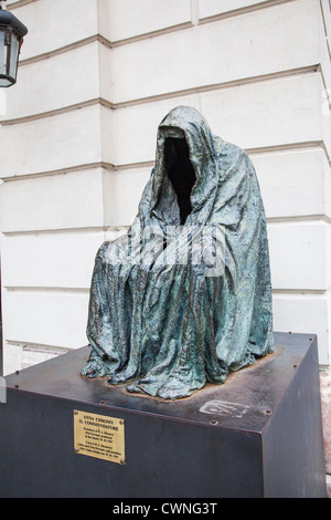 Il Komturs, Statue von Anna Chromy in Prag, Tschechische Republik, in Erinnerung an W A Mozart Don Giovanni, durch das Ständetheater Stockfoto