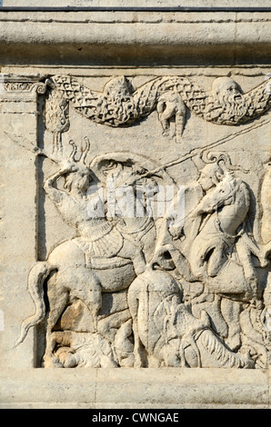 Römische Soldaten, Kavallerie oder römische Armee in der Kampfszene oder römische Kriegsführung Bas-Relief auf Mausoleum des Julii Glanum Saint-Rémy-de-Provence Frankreich Stockfoto