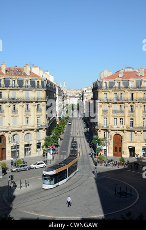Straßenbahn und Straßenbahn entlang Rue Colbert Place Saadi-Carnot und Rue De La République Marseille oder Marseille Provence Frankreich Stockfoto