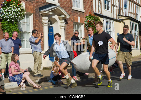 Einheimische Männer-Team, die Teilnahme an den jährlichen Hop Tasche Weltmeisterschaftskampf bei Bromyard Herefordshire England UK Stockfoto