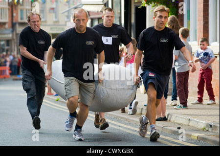 Einheimische Männer-Team, die Teilnahme an den jährlichen Hop Tasche Weltmeisterschaftskampf bei Bromyard Herefordshire England UK Stockfoto