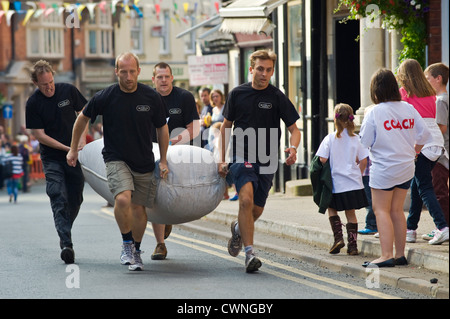 Einheimische Männer-Team, die Teilnahme an den jährlichen Hop Tasche Weltmeisterschaftskampf bei Bromyard Herefordshire England UK Stockfoto