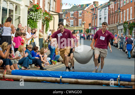 Einheimische Männer-Team, die Teilnahme an den jährlichen Hop Tasche Weltmeisterschaftskampf bei Bromyard Herefordshire England UK Stockfoto