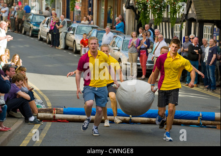 Einheimische Männer-Team, die Teilnahme an den jährlichen Hop Tasche Weltmeisterschaftskampf bei Bromyard Herefordshire England UK Stockfoto