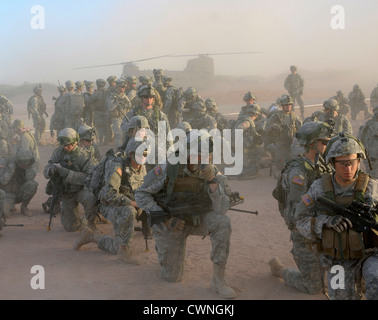 Soldaten mit Bravo Unternehmen warten Hubschrauber für eine Luft-Angriff-Mission 2. Mai 2012 laden. Stockfoto