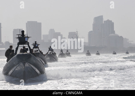 Rigid-Rumpf Schlauchboote tragen 12 Segler und Gäste durch San Diego Bay zu einer auf See-Änderung der Befehl 7. Juni 2012 in San Diego, Ca. Stockfoto