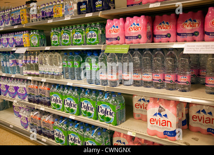 Mineralwasser in Waitrose Regalen - UK Stockfoto