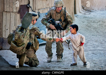 US Army Fallschirmjäger grüßt ein kleines Kind während einer Patrouille 27. Juni 2012, in Muqor, Provinz Ghazni, Afghanistan. Stockfoto