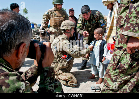 US-Armee Sanitäter behandelt einen verletzten afghanischen jungen 16. Juli 2012 in Ghazni Provinz. Stockfoto