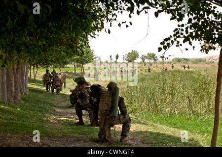 US-Marines patrouillieren am 11. Juli 2012 in Sangin, Provinz Helmand, Afghanistan. Stockfoto