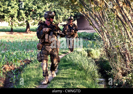 US-Marines patrouillieren am 11. Juli 2012 in Sangin, Provinz Helmand, Afghanistan. Stockfoto