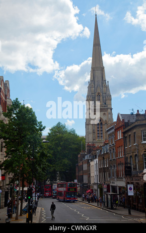 Kensington Church Street Richtung High Street Kensington mit St Mary Äbte Spire - London UK Stockfoto