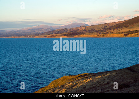 Blick über Meer, Snowdon Palette von Trefor auf Lleyn Halbinsel Gwynedd Nord-wales Stockfoto