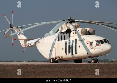 Mil Mi-26 Heavy Transport Helicopter auf dem Boden abgestellt und das Lager teilweise aus UN-Titel lackiert Stockfoto