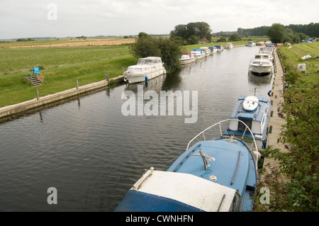 Norfolk Broads Kanal Kanäle Boot Boote Canalboat Kanalbooten Urlaub Urlaub Bootfahren Moaring Moared oben gebunden Abgabe Stockfoto