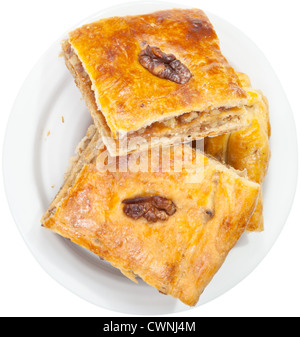 einige Stücke der Süßspeise Baklava mit Nuss auf Platte isoliert auf weißem Hintergrund Stockfoto