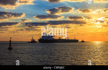 Solar-Konvoi - Tanker bei Sonnenuntergang setzen auf das Meer. Stockfoto