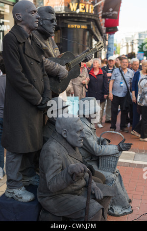 Menschliche Statuen an der Dublin City Centre Street. Republik von Irland. Stockfoto